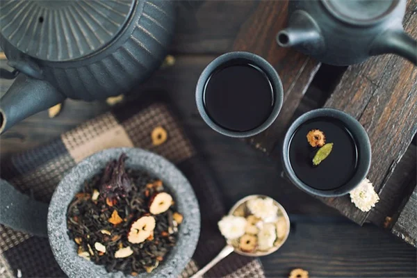 雑草茶の驚くべき効果と簡単な作り方